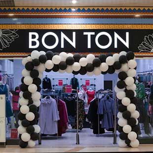 Интерьерная вывеска бутика «Bon Ton» в торговом комплексе «Фиеста»