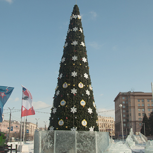 Световое новогоднее оформление городской елки города Челябинска