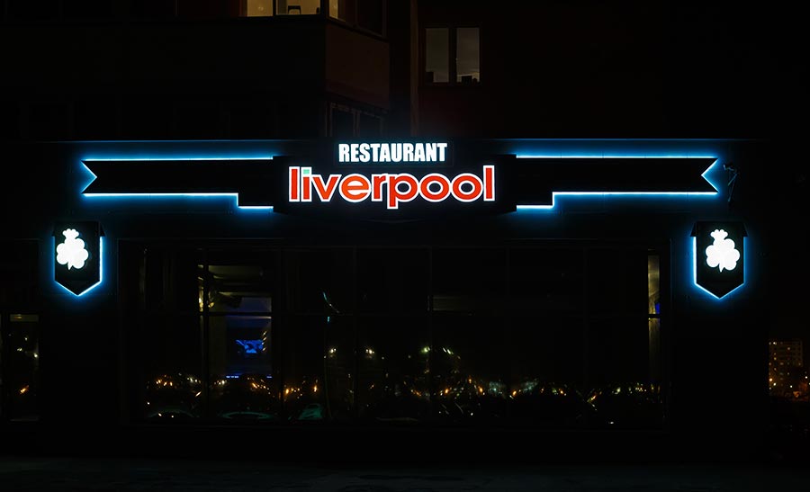 Объемные светодиодные буквы, контражурная подсветка фона рекламной вывески пивного ресторана Liverpool