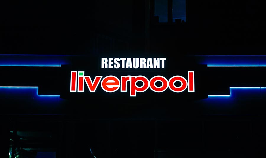 Объемные буквы с внутренней светодиодной подсветкой в сочетании с контражурной подсветкой основы в рекламной световой вывеске пивного ресторана Liverpool