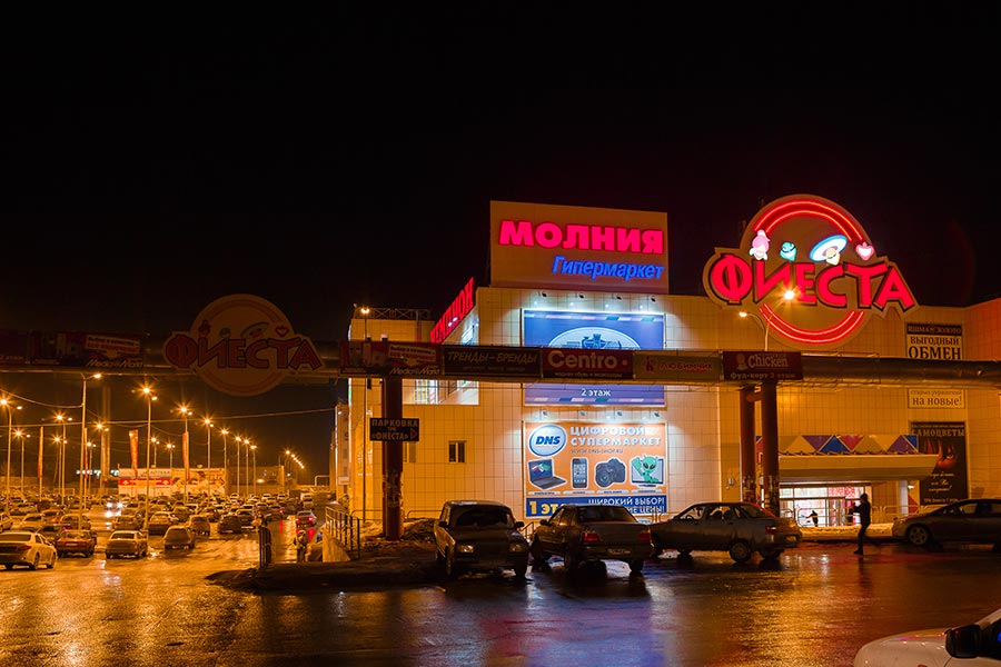 Крышная светодиодная рекламная установка гипермаркета Молния