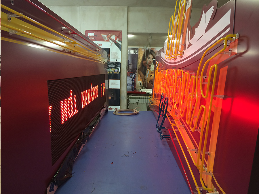 Новая вывеска магазина Пиватория №22 имеет в своем составе интегрированную динамическую светодиодную бегущую строку